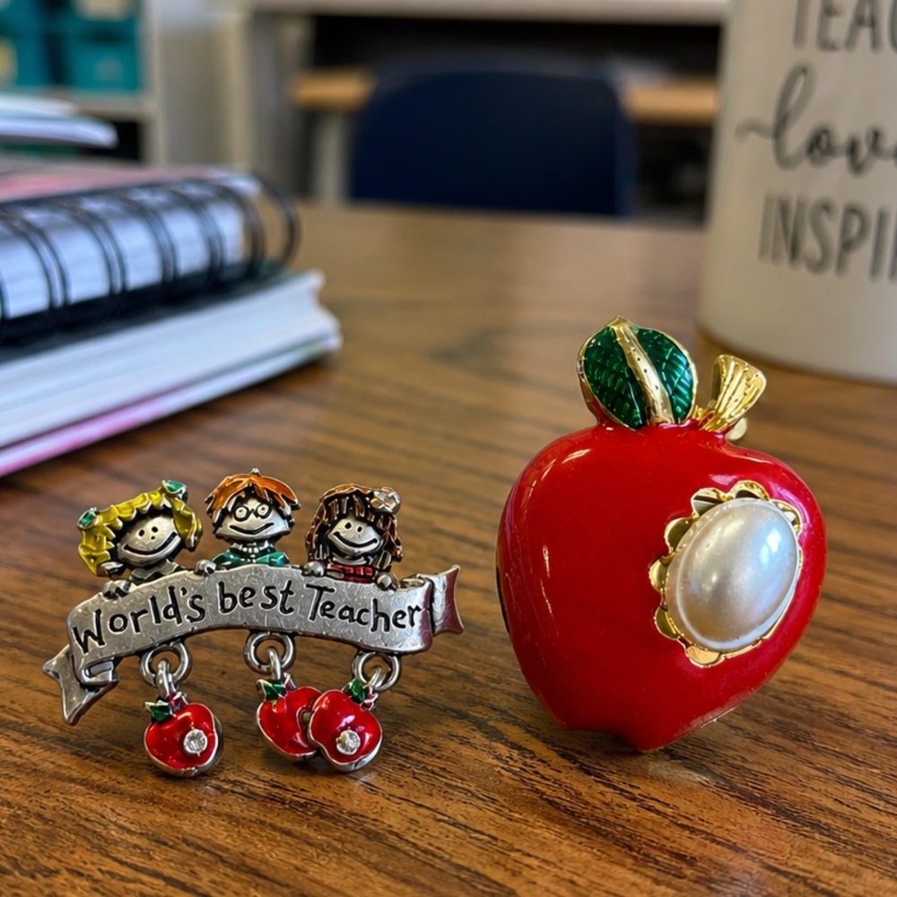 Teacher Theme Brooch Pin Set Apple & “World’s Best Teacher” (BR333/3)